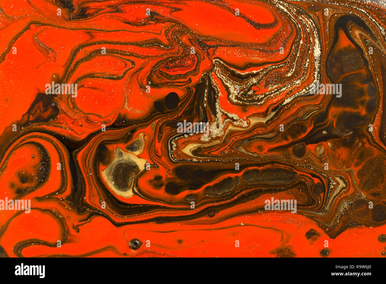 Gold Marmorierung Textur Design. Rote und goldene Marmor Muster. Fluid Kunst Stockfoto