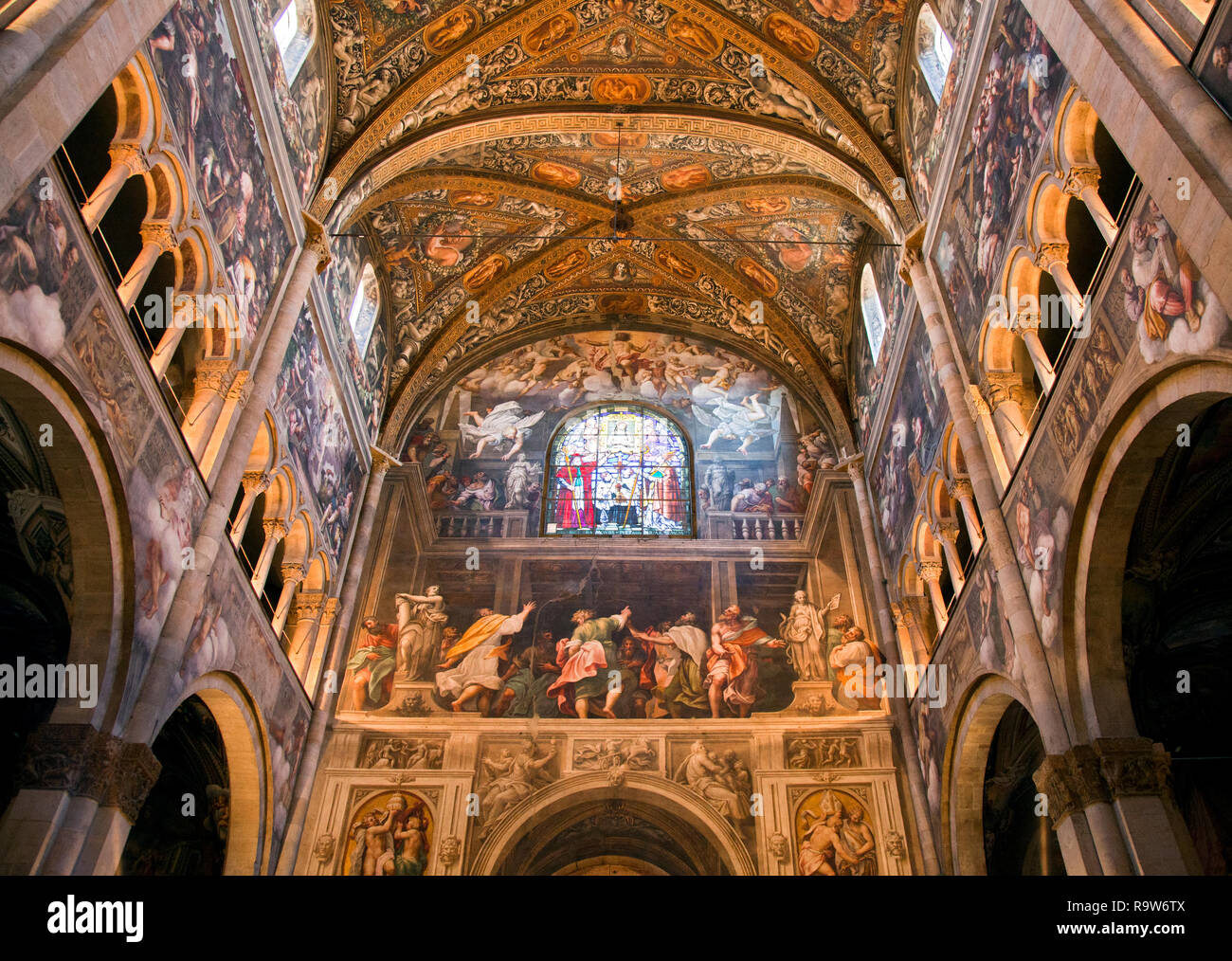 Die Kathedrale von Parma, Italien. Entlang des Kirchenschiffs, in den Stichkappen oberhalb der Spannweiten sind monochromen Fresken von Geschichten des Alten Testaments, als auch bei den Pass Stockfoto