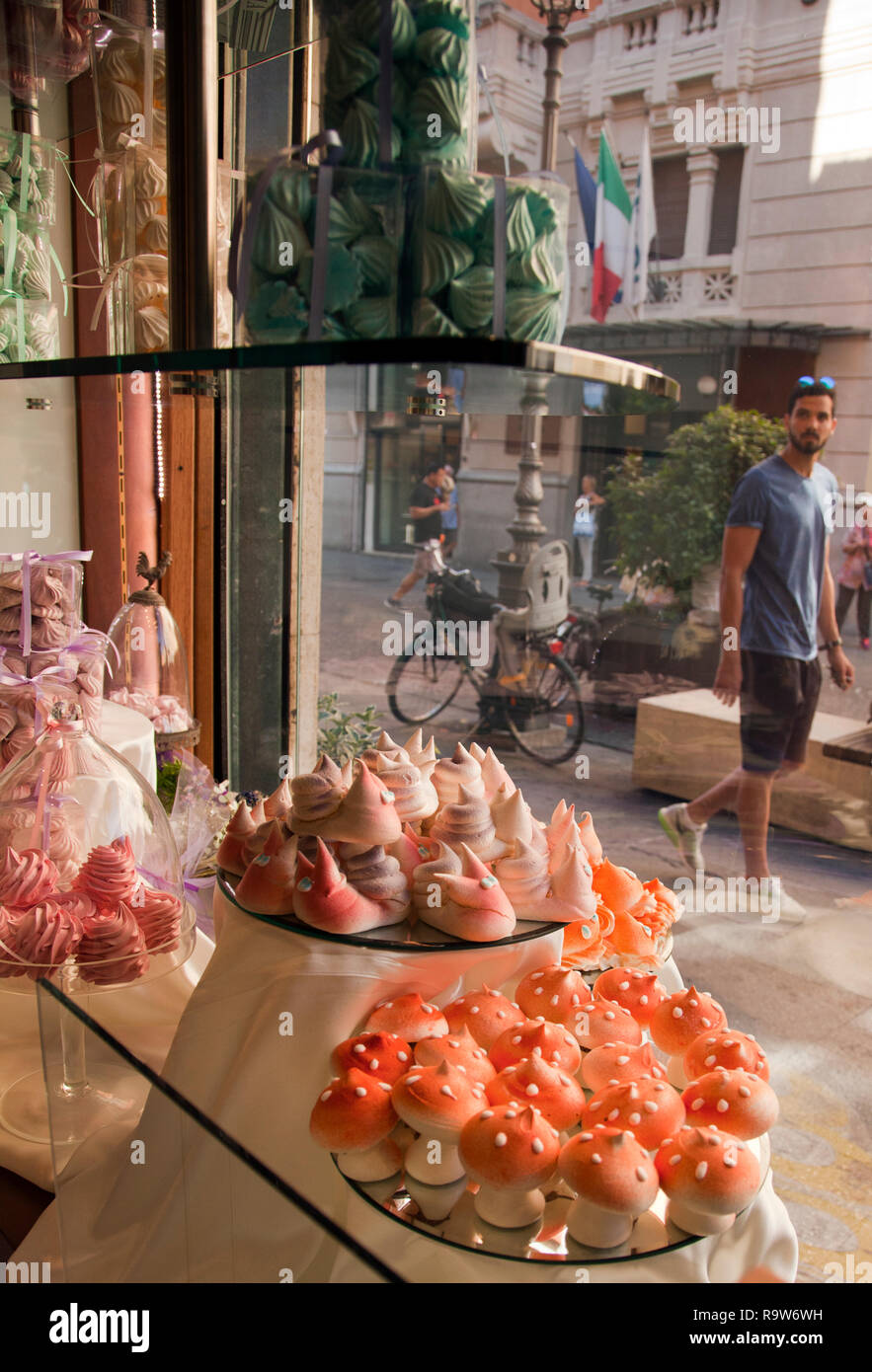 Baiser Cookies auf Anzeige an Provinciali Pasticceria ziehen Interesse von ein Passant in Parma, Italien. Stockfoto