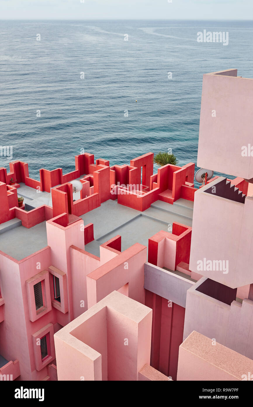 Geometrische Bauweise. Die rote Wand, La Manzanera. Calpe, Spanien Stockfoto