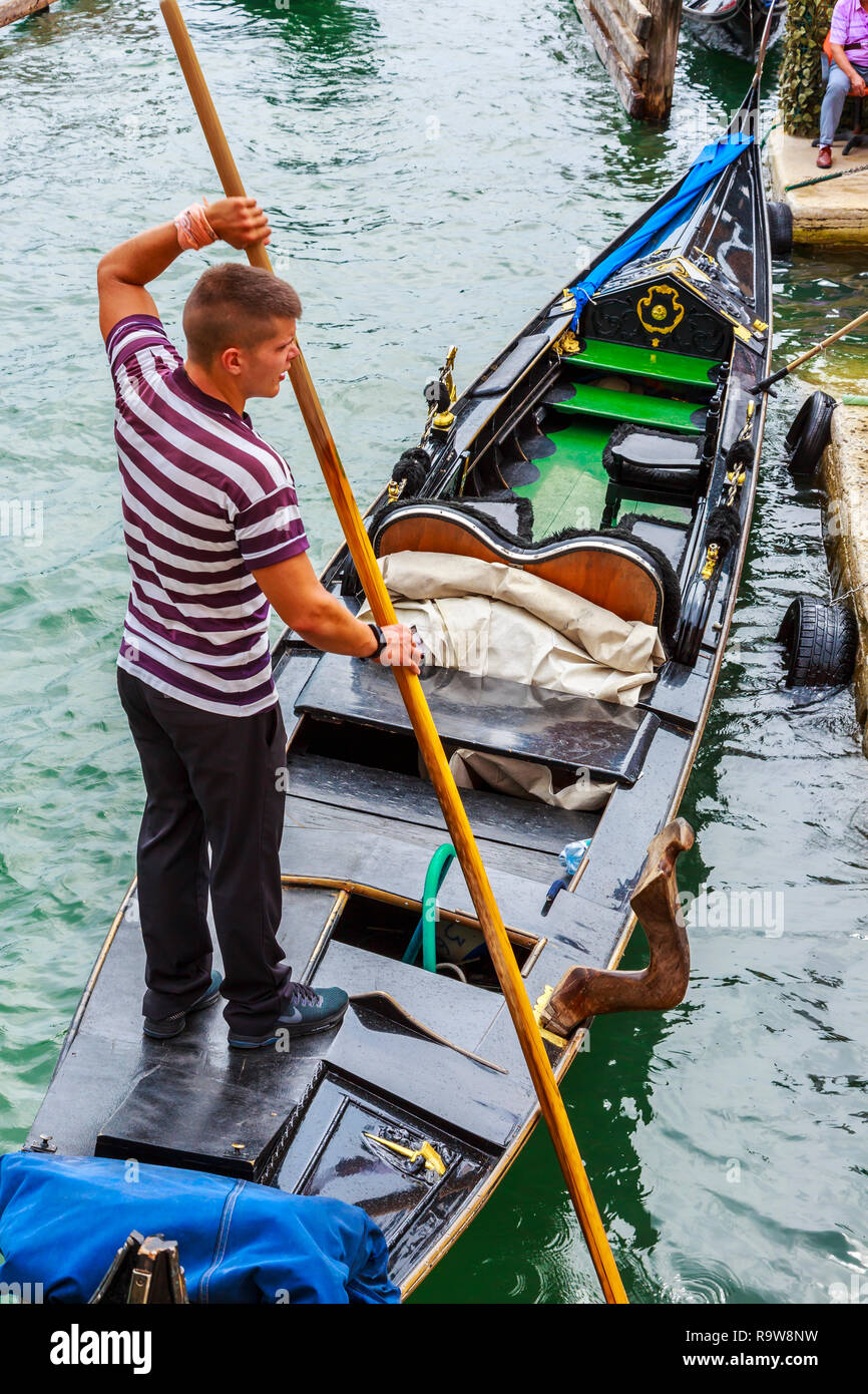 Gondel und Gondoliere. Venedig, Italien. Europa. Stockfoto