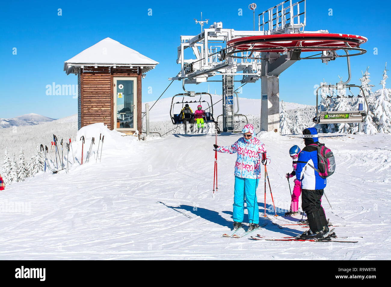 Kopaonik, Serbien - Januar 22, 2016: Skigebiet Kopaonik, Serbien, Skilift, Skipiste, Leute unten Skifahren von der Hebebühne Stockfoto