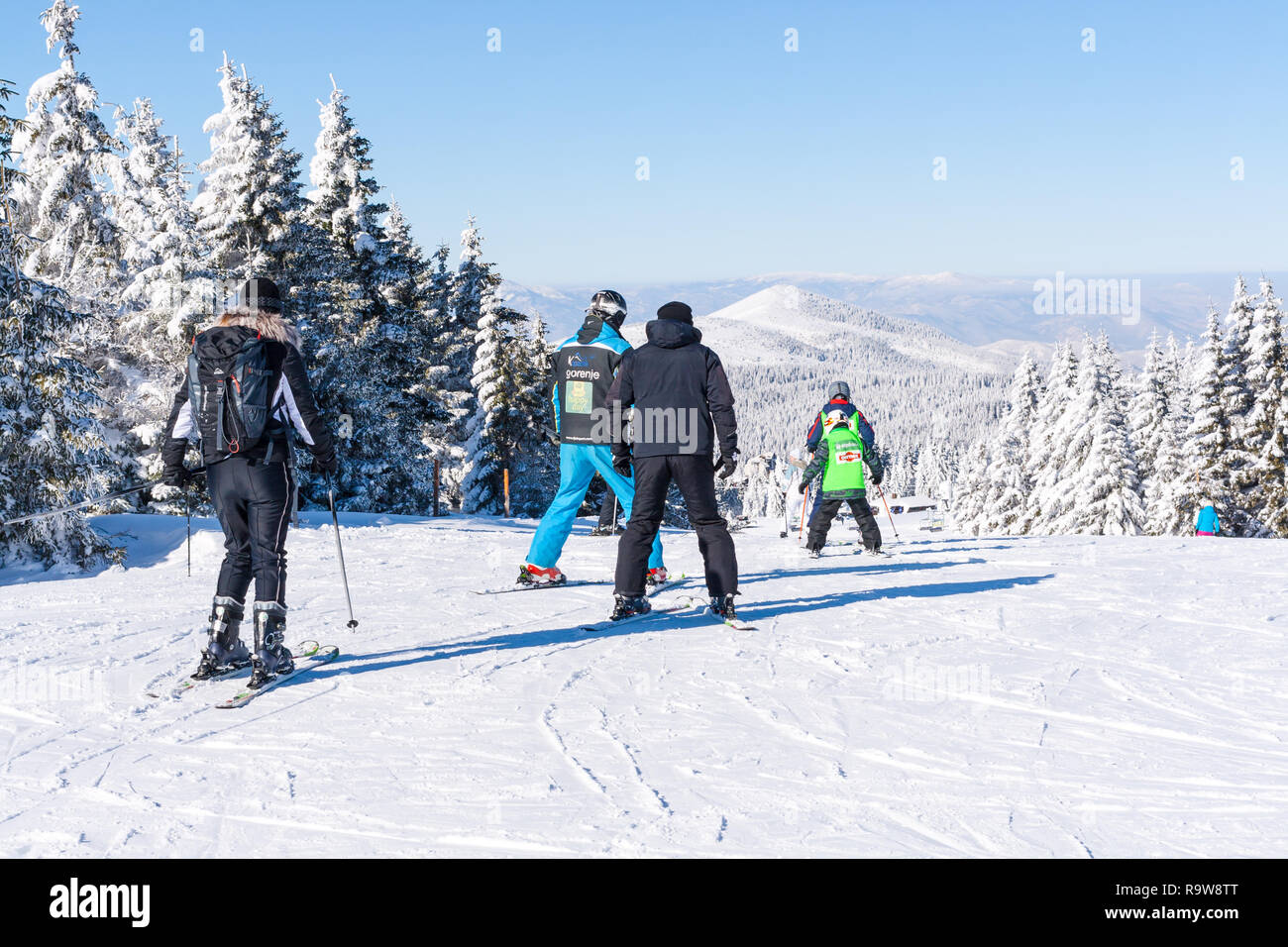 Kopaonik, Serbien - Januar 19, 2016: Skigebiet Kopaonik, Serbien, Skipiste, Skifahren und snowbarding hinunter den Hügel, Berge Stockfoto