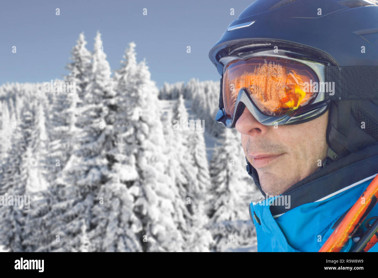 Porträt der Skifahrer, der Mann in der blauen Ski Jacke, Helm und Brille  gegen Schnee Wald Panorama mit Kopie Raum Stockfotografie - Alamy