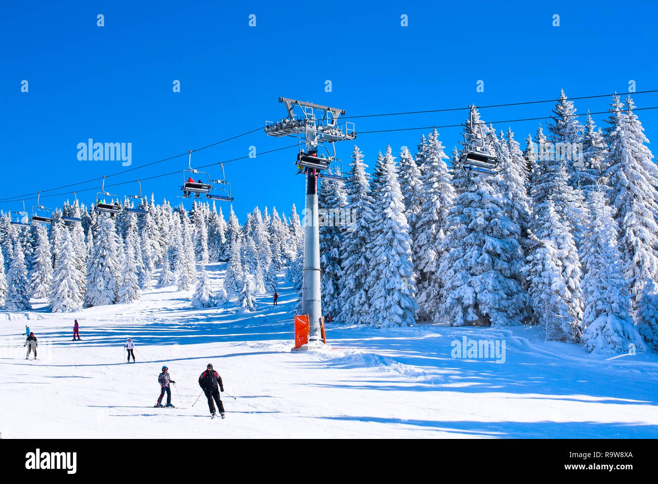 Kopaonik, Serbien - Januar 20, 2016: Skigebiet Kopaonik, Serbien, Skipiste, Menschen auf der Skilift, Skifahrer und Snowboarder auf der Piste Stockfoto