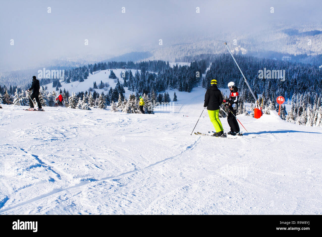 Kopaonik, Serbien - Januar 22, 2016: Skigebiet Kopaonik, Serbien, Skipiste, Leute unten Ski den Hügel, Berge Stockfoto