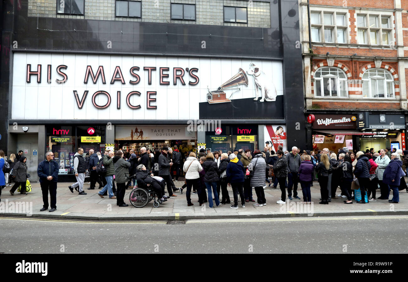 Bild zeigt: HMV Store in der Oxford Street mit großen Warteschlangen außerhalb über Weihnachten. Aber diese Leute waren in der Warteschlange, um zu sehen, Cliff Richard, der eine war Stockfoto