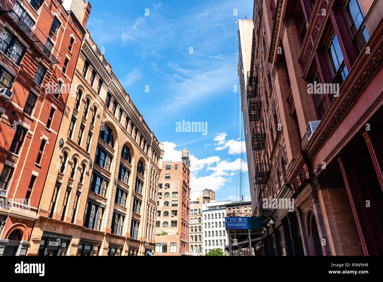 New York City, USA - 25. Juni 2018: Low Angle View von Luxus Apartment Gebäude in Tribeca North District. Stockfoto