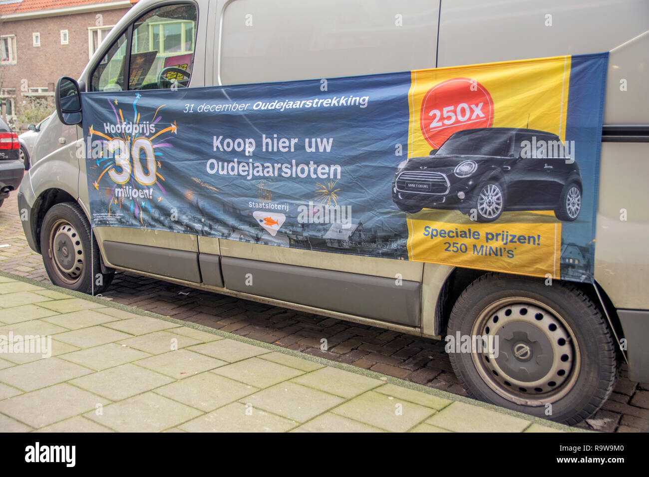 Van mit Flag für den 31. Dezember Staatsloterij Lotterie bei Amsterdam Die  Niederlande 2018. Preis von 30 Millionen Euro Stockfotografie - Alamy