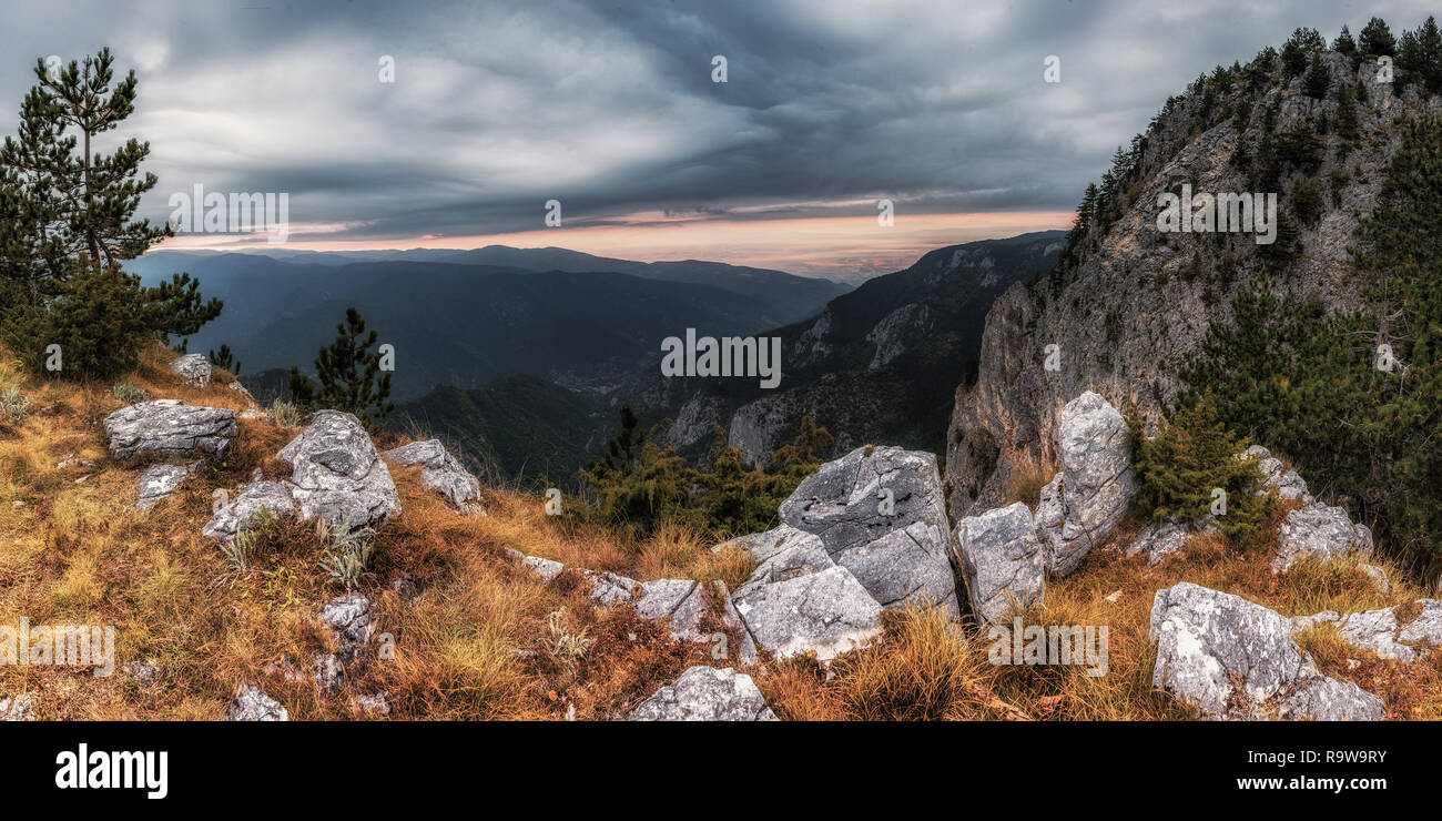 Panoramablick Herbst bewölkter Sonnenuntergang aus Bulgarien, Europa, Rote Wand Wildlife Sanctuary in Rhodope Berg Stockfoto