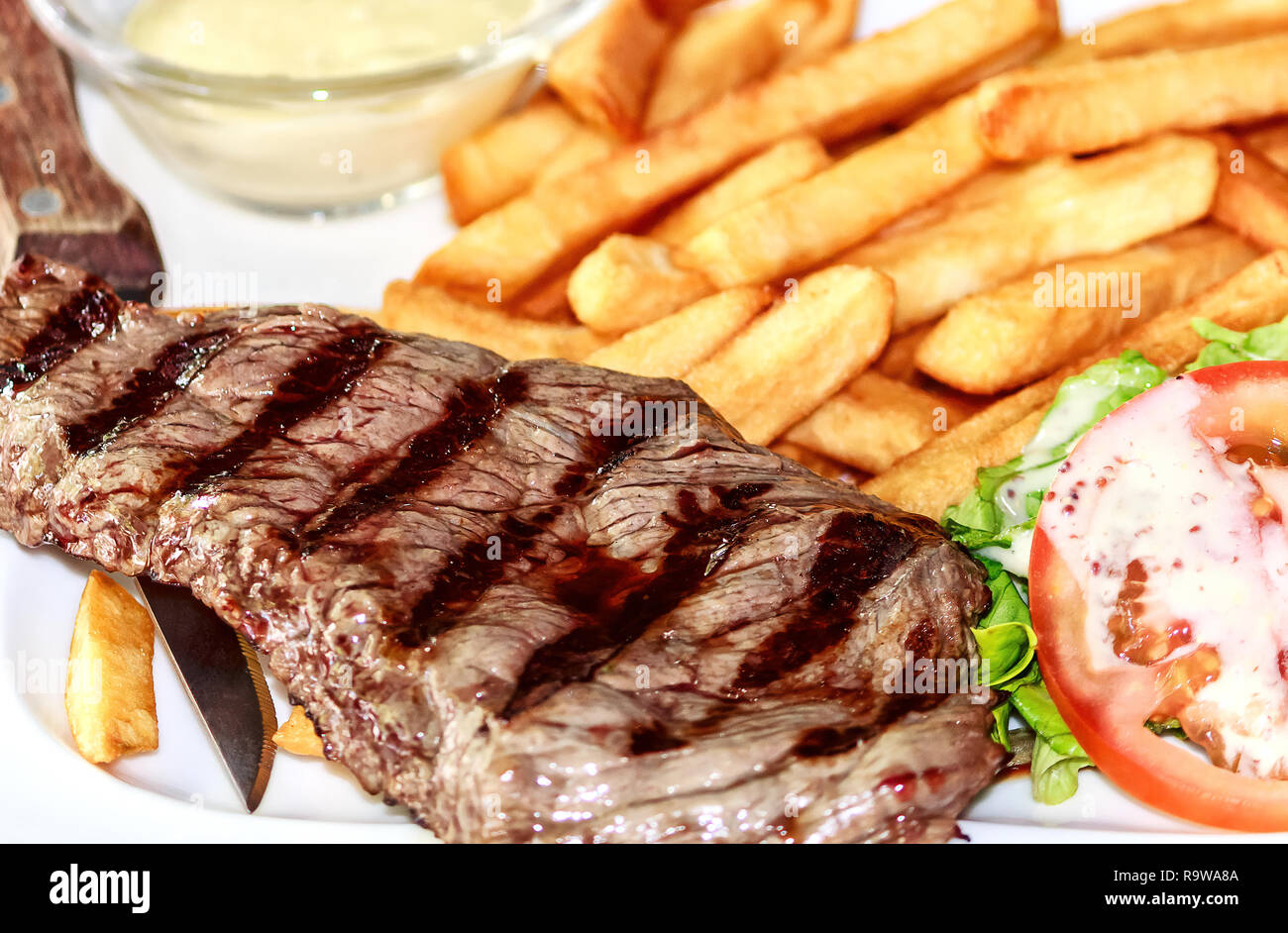 Traditionelle Gegrilltes Rindersteak mit Pommes frites Stockfoto