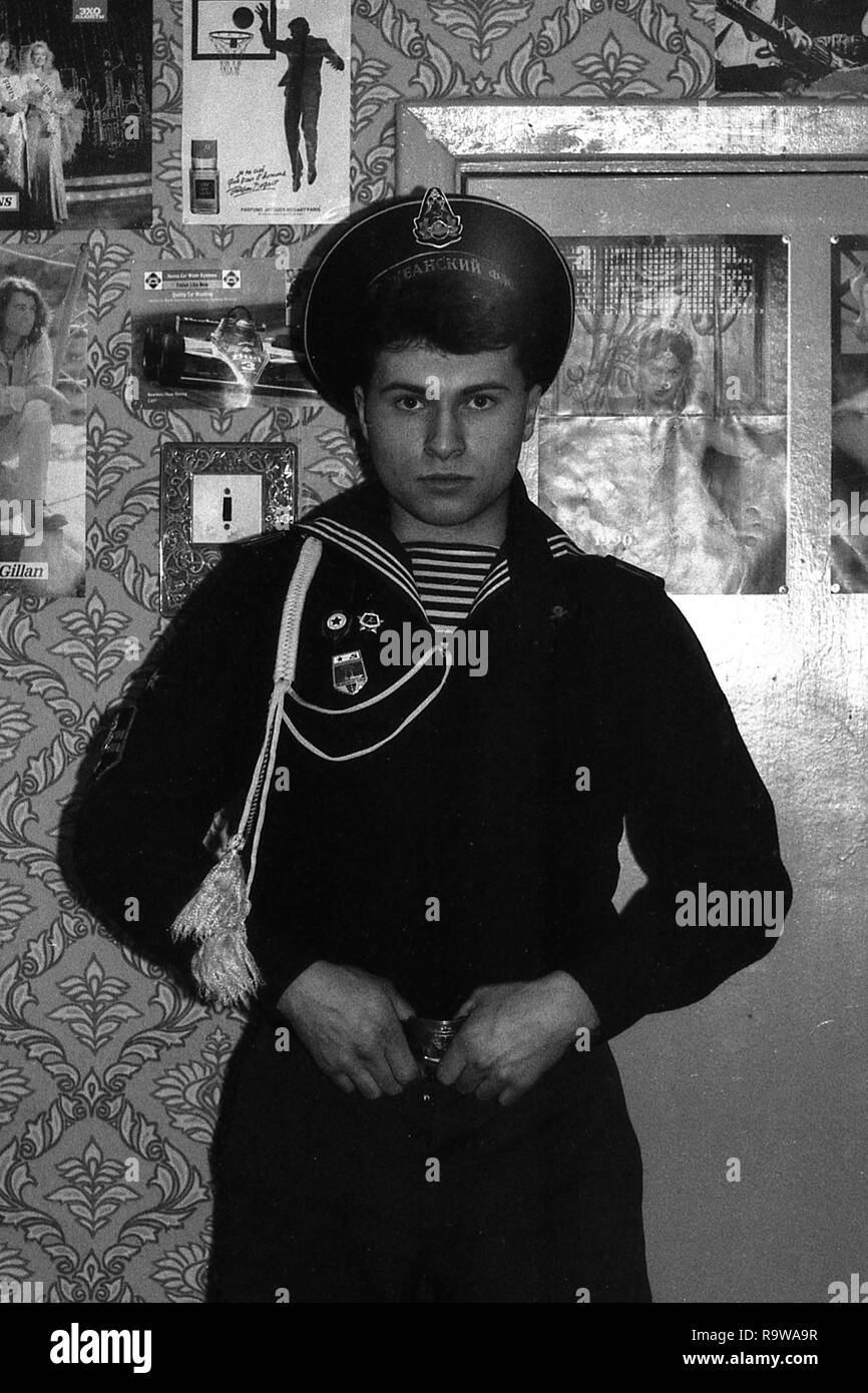 REGION Moskau, Russland - ca. 1992: Portrait eines russischen Sailor in einer Wohnung. Film scannen. Große Körner, ca. 1992 Stockfoto