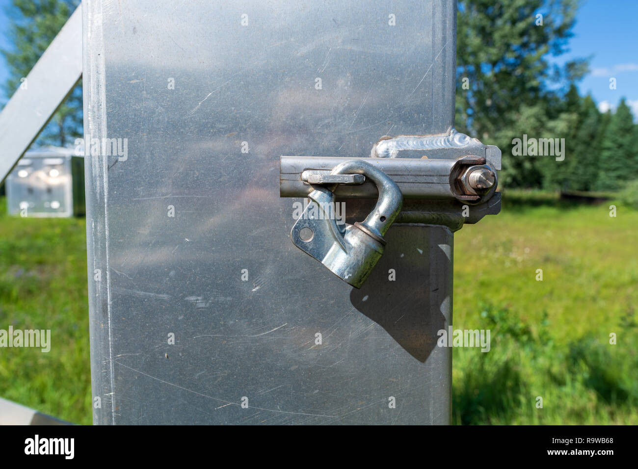 Mit einem Vorhängeschloss Metal Box außerhalb Stockfoto
