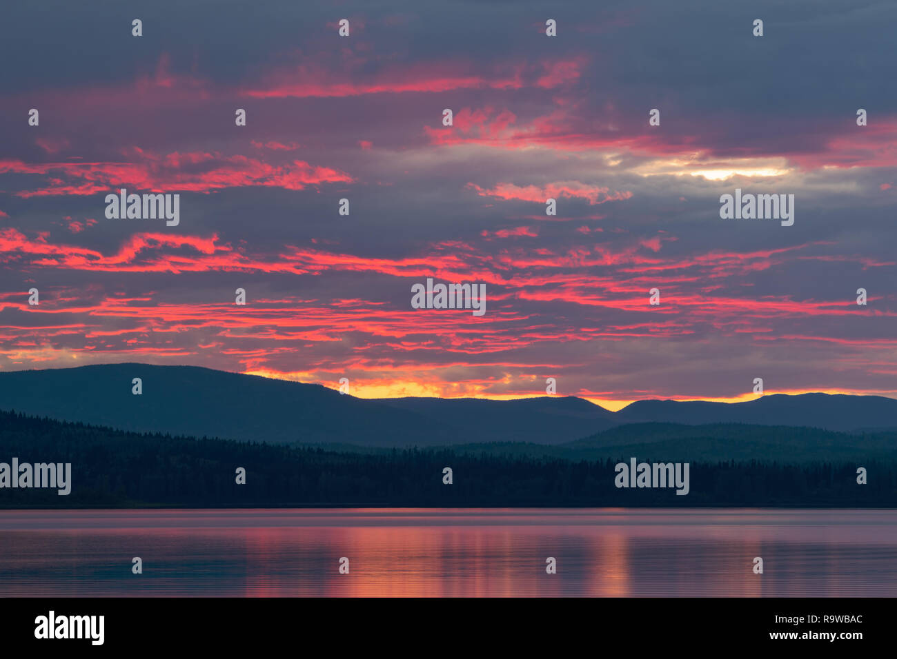 Ein Roter Sonnenuntergang über McLeod See bei Whisker Point Provincial Park, British Columbia, Kanada Stockfoto