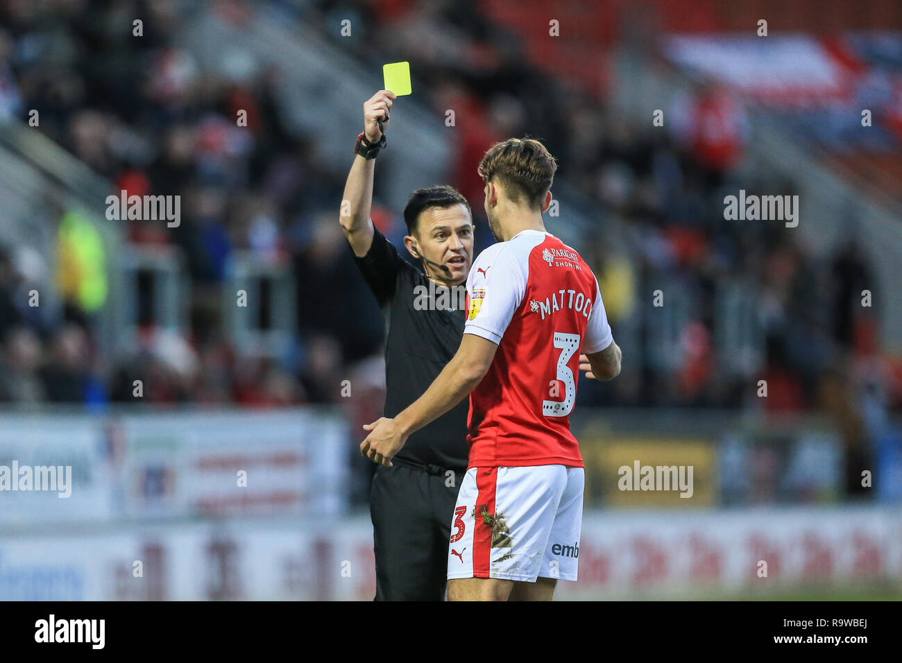 22. Dezember 2018, New York Stadium, Bramley, England; Sky Bet Meisterschaft Rotherham Utd v West Bromwich Albion; Schiedsrichter Tony Harrington gibt eine gelbe Karte zu Joe Mattock (03) von Rotherham United Credit: Mark Cosgrove/News Bilder der Englischen Football League Bilder unterliegen dem DataCo Lizenz Stockfoto