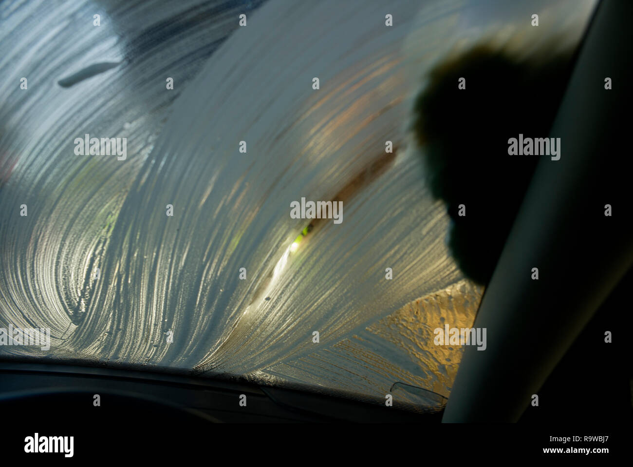 Autowäsche in Saffron Walden, Essex England UK. Dezember 2018 Männer aus Moldawien und Rumänien das Waschen von Autos. Stockfoto