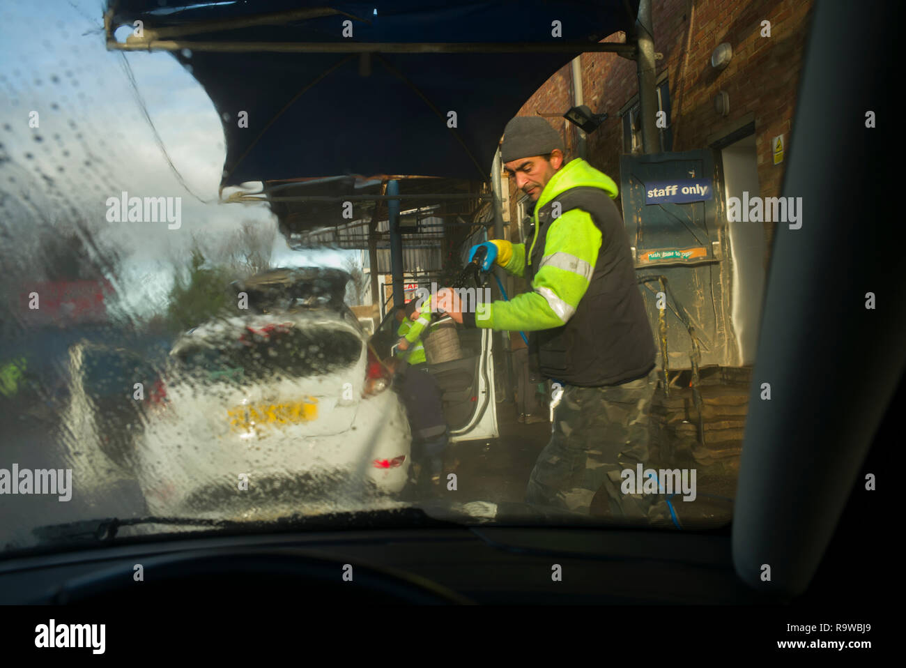 Autowäsche in Saffron Walden, Essex England UK. Dezember 2018 Männer aus Moldawien und Rumänien das Waschen von Autos. Stockfoto