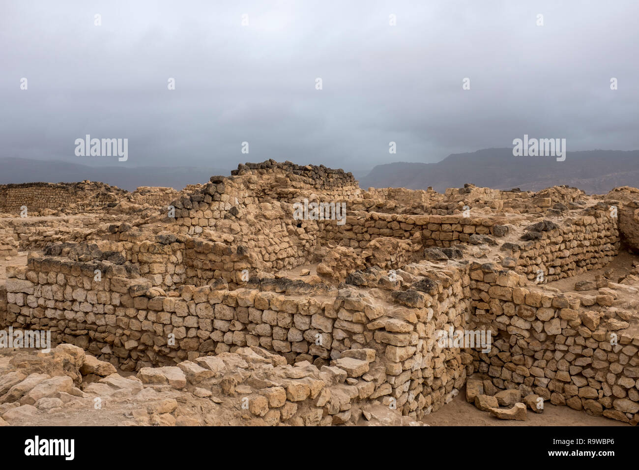 Ruinen am Sumhuram Archäologischen Park in der Nähe von Salalah im Süden des Oman. Sumhuram war einmal ein Port für die alten Weihrauch Handel. Stockfoto