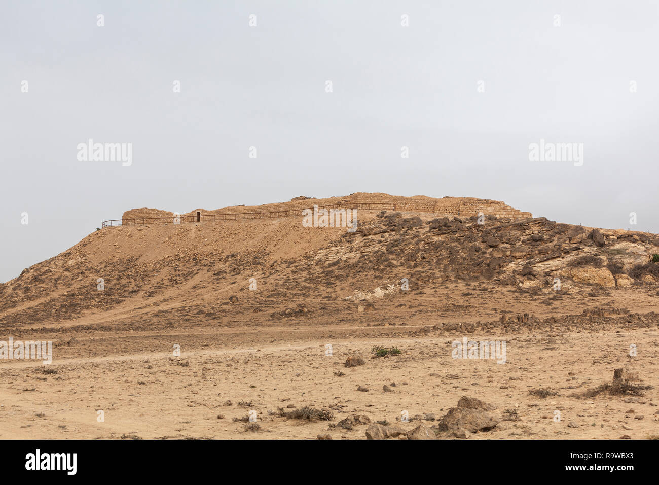 Ruinen am Sumhuram Archäologischen Park in der Nähe von Salalah im Süden des Oman. Sumhuram war einmal ein Port für die alten Weihrauch Handel. Stockfoto