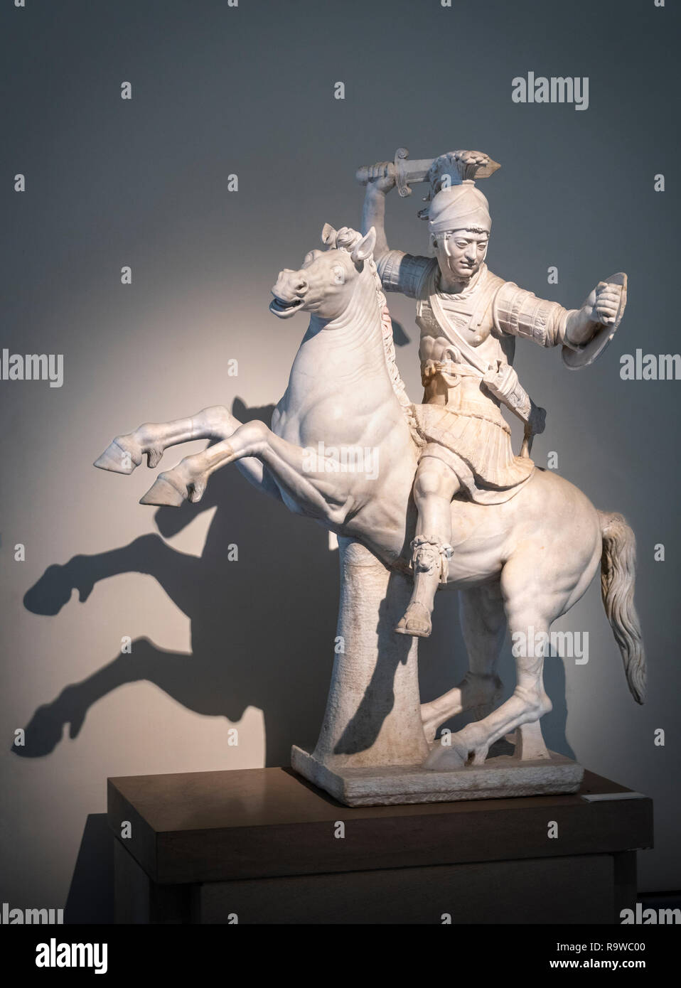 Eine Marmorskulptur eines Kriegers zu Pferd. Ein 2. Cen. AD römische Kopie einer 2. Cen BC griechische Skulptur. Im Nationalen Archäologischen Museum in Naple Stockfoto