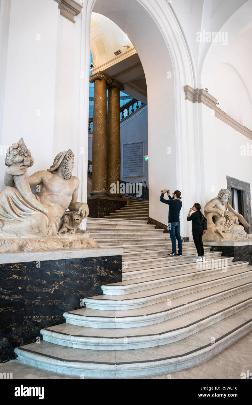 Die Grand Central Treppe, durch zwei Statuen von Fluss Gottheit flankiert, im Nationalen Archäologischen Museum in Neapel, Italien. Stockfoto