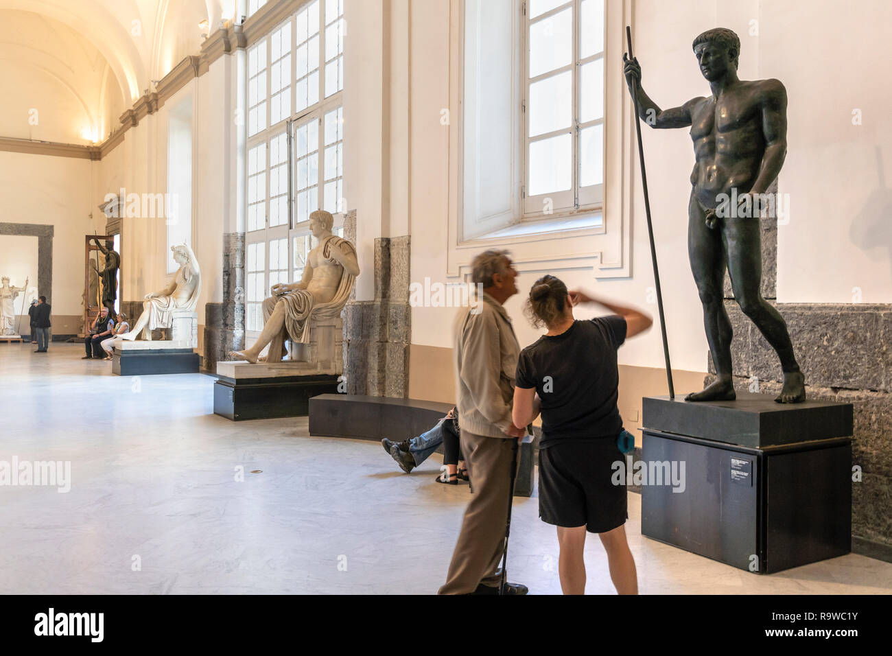 Die Besucher, die in der Römischen Zeit Skulpturen im Nationalen Archäologischen Museum in Neapel, Italien. Stockfoto