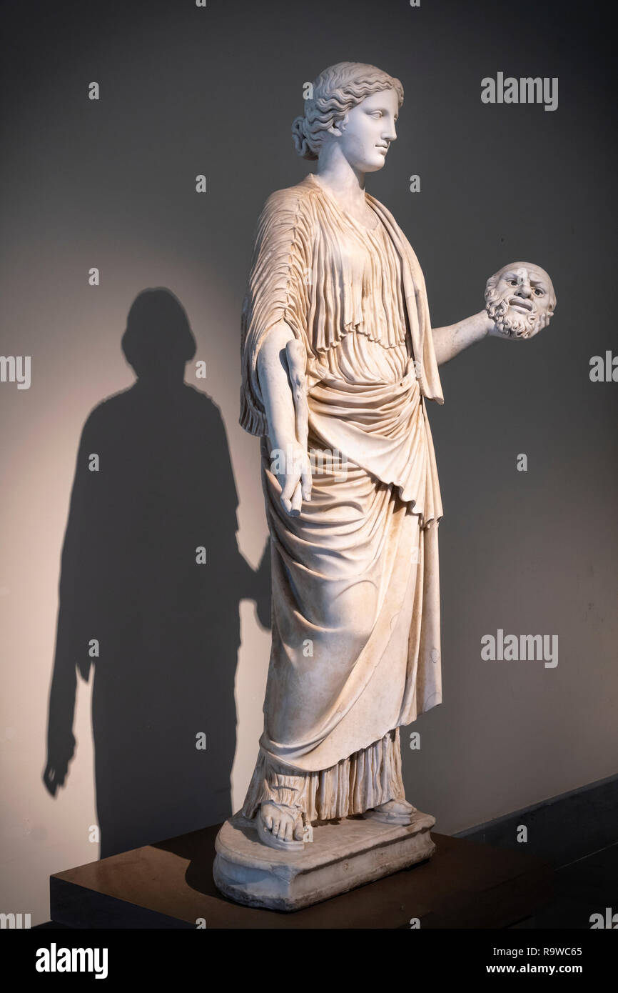 Eine Marmorskulptur eines weiblichen Gottheit wiederhergestellt als Muse, 2. Cen. AD, im Nationalen Archäologischen Museum in Neapel, Italien. Stockfoto