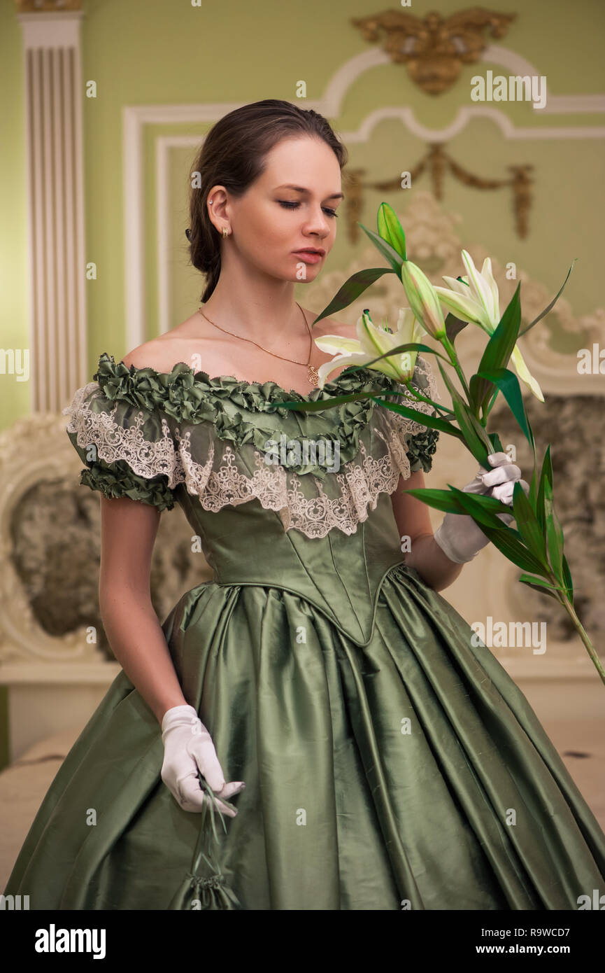 Portrait von Retro barock Mode Frau trägt Grün vintage Kleid im Old Palace  Innenbereich Stockfotografie - Alamy