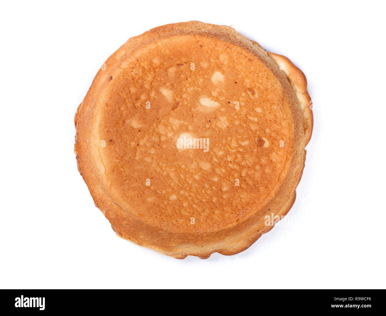 Großes Cottage cheese Pie isoliert auf weißem Stockfoto