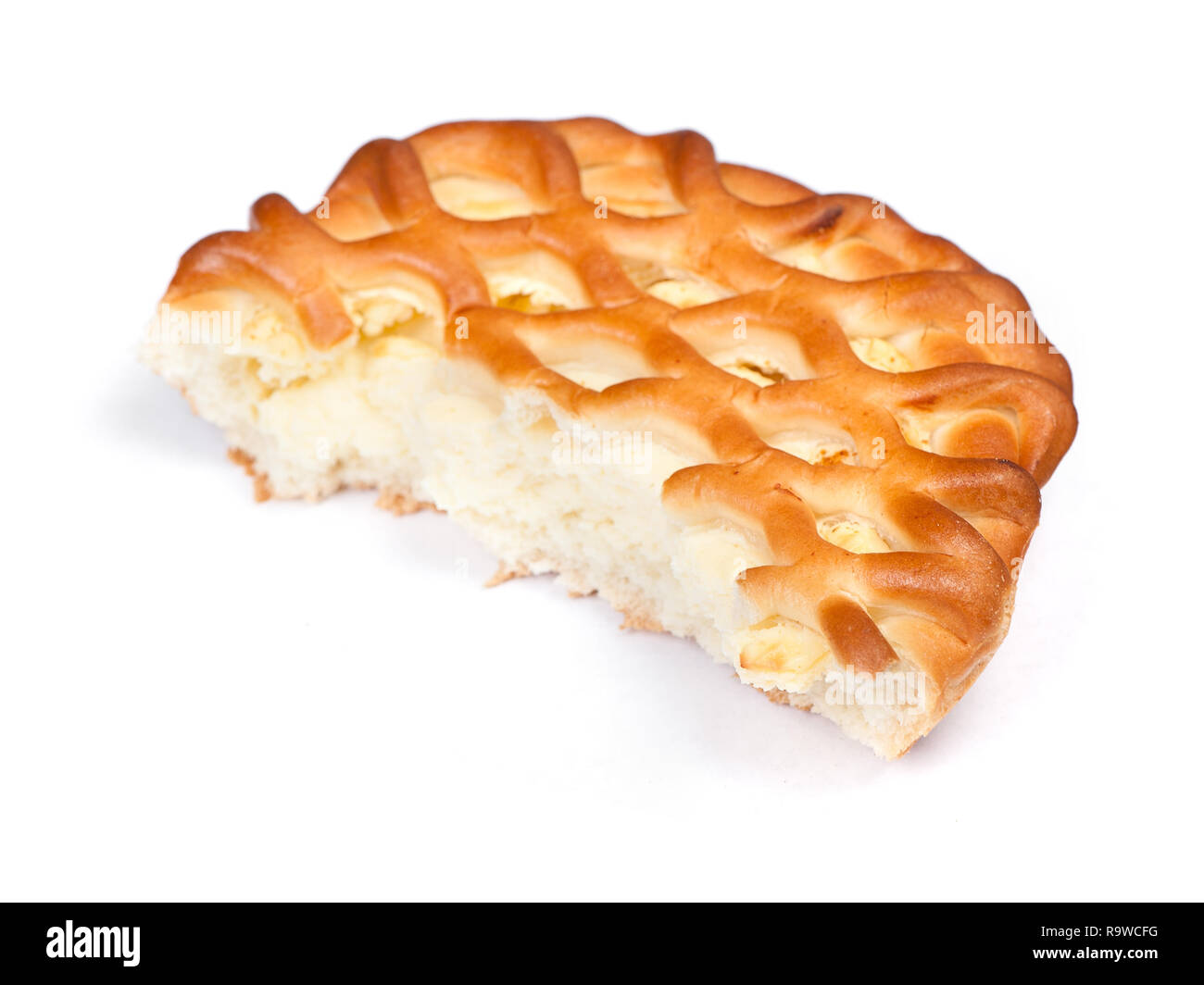 Stück großes Cottage cheese Pie isoliert auf weißem Stockfoto