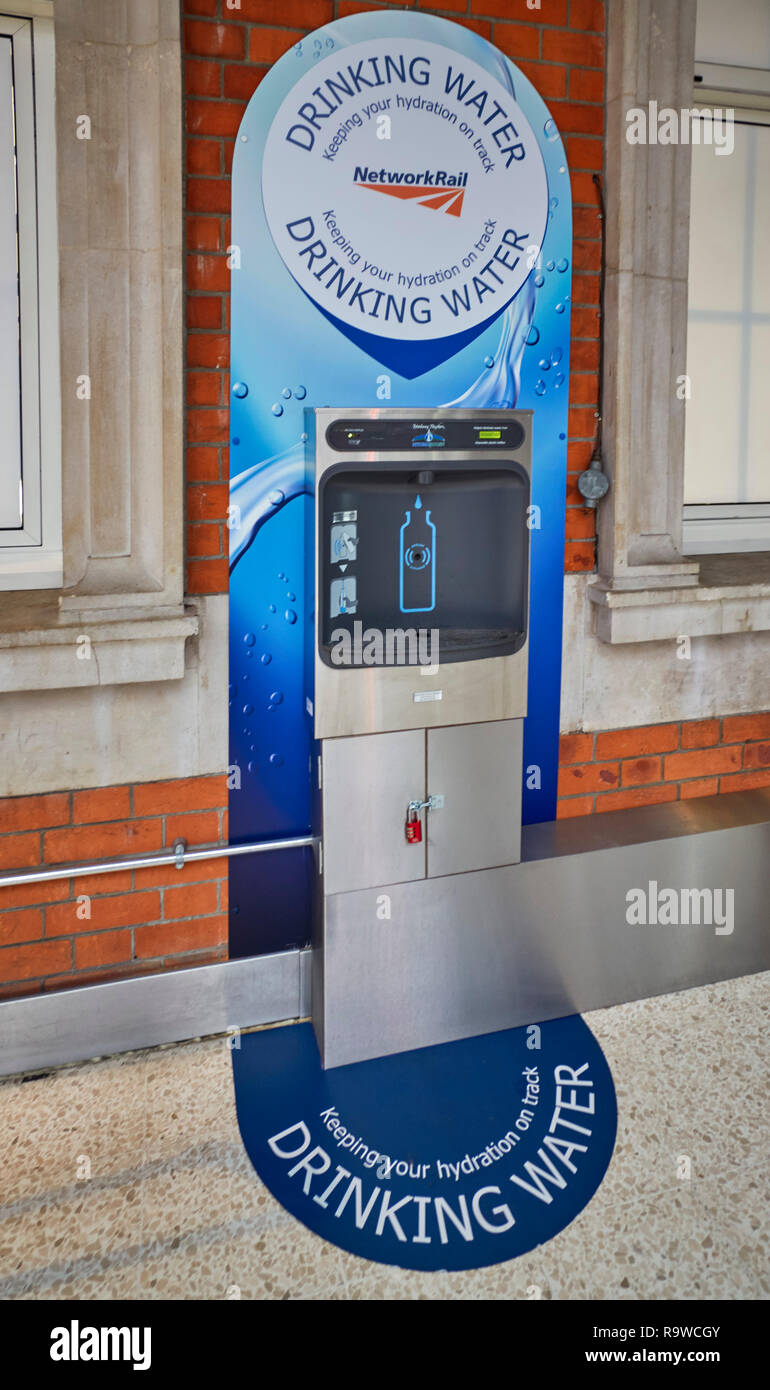 Die nahezu versteckten Trinkwasser Brunnen oder Flasche refill Station, die in der SW-Ecke auf der oberen Etage von Waterloo Station gefunden werden kann. Stockfoto Die nahezu versteckten Trinkwasser Brunnen oder Flasche refill Station, die in der SW-Ecke auf der oberen Etage von Waterloo Station gefunden werden kann. Stockfoto