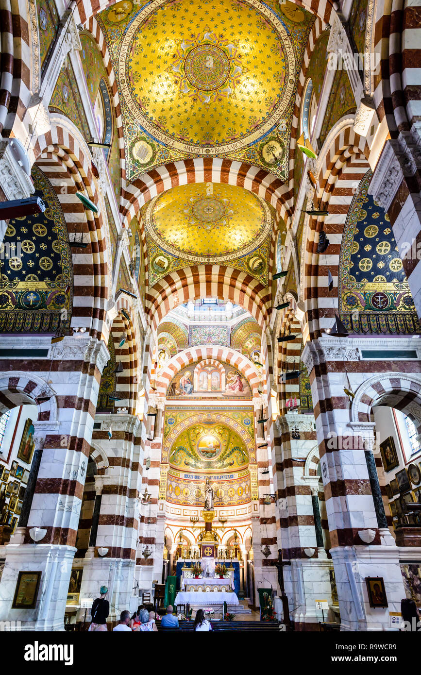 Die reich verzierten Decke des Kirchenschiffes der Basilika Notre-Dame de la Garde in Marseille, Frankreich, mit einer Statue der Madonna und Kind über dem Altar. Stockfoto