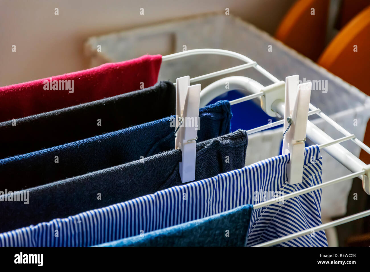 Weiß Wäscheklammern hängende Kleidung hängt ein Wäscheständer. Das Trocknen von Wäsche Stockfoto
