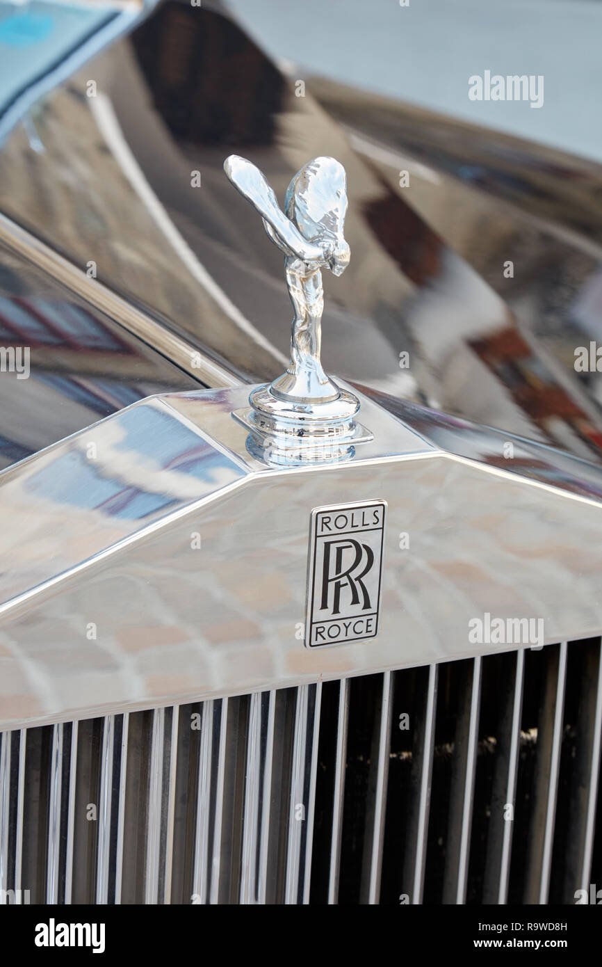 SANKT MORITZ, SCHWEIZ - 16. AUGUST 2018: Rolls Royce Luxury Car Logo und Statue in Sankt Moritz, Schweiz Stockfoto
