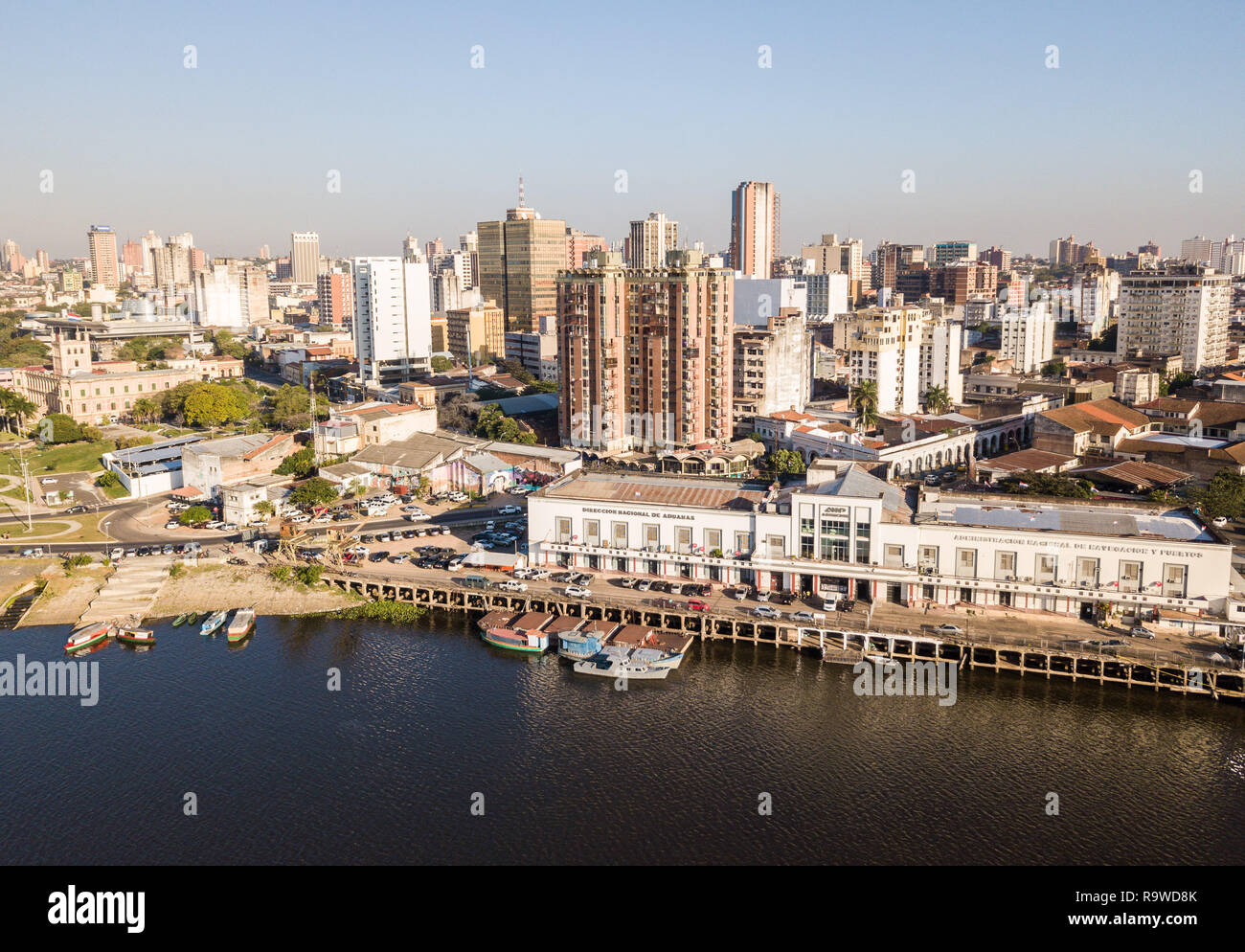 ASUNCION, Paraguay - Juli 13, 2018: Panoramablick auf die Skyline der Wolkenkratzer der Lateinamerikanischen Hauptstadt Ciudad de Asunción Paraguay und Damm von P Stockfoto ASUNCION, Paraguay - Juli 13, 2018: Panoramablick auf die Skyline der Wolkenkratzer der Lateinamerikanischen Hauptstadt Ciudad de Asunción Paraguay und Damm von P Stockfoto