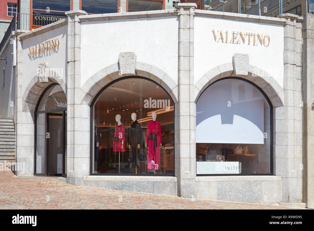 SANKT MORITZ, SCHWEIZ - 16. AUGUST 2018: Valentino Luxus an einem sonnigen  Sommertag in Sankt Moritz, Schweiz Stockfotografie - Alamy