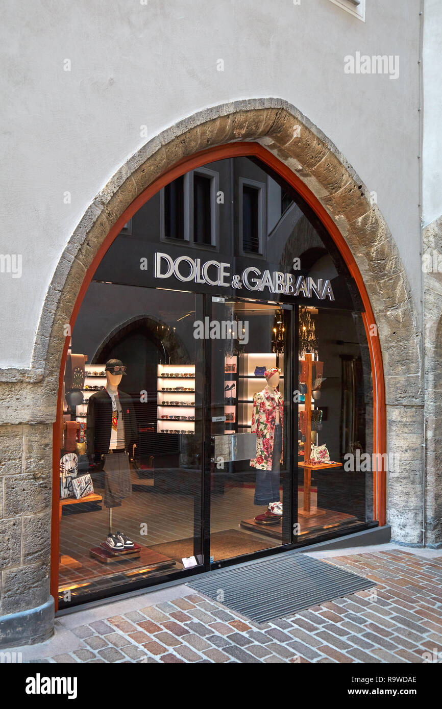 SANKT MORITZ, SCHWEIZ - 16. AUGUST 2018: Dolce Gabbana luxus Shop Eingang  mit Bogen an einem sonnigen Sommertag in Sankt Moritz, Schweiz  Stockfotografie - Alamy