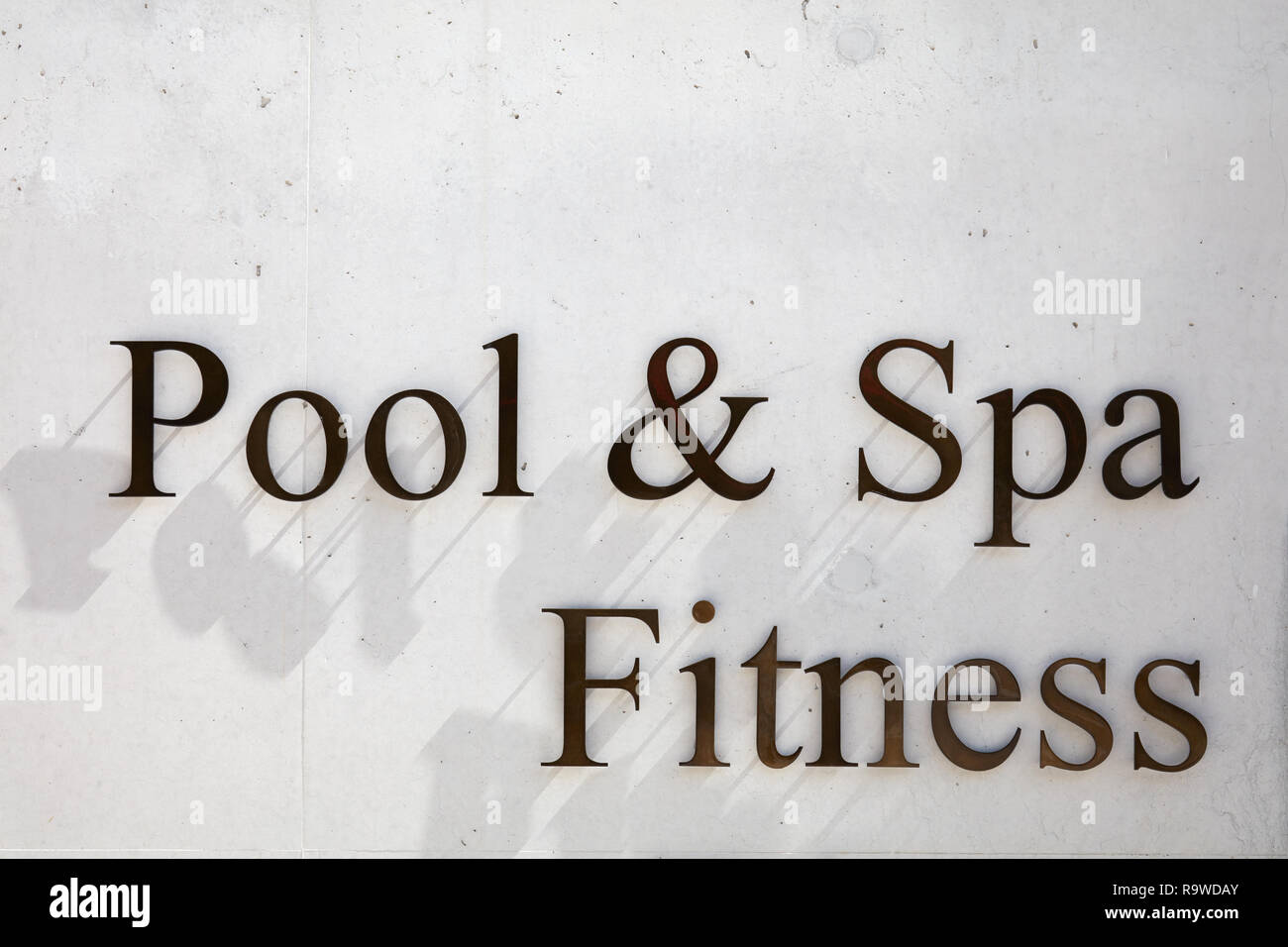 SANKT MORITZ, SCHWEIZ - 16. AUGUST 2018: Pool, Spa und Fitness schreiben in Metall Buchstaben auf konkrete Textur Hintergrund in St. Moritz Stockfoto