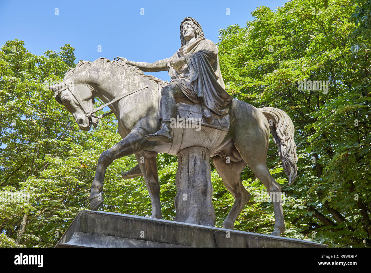 Reiterstandbild von Louis XIII. von Jean-Pierre Cortot (1787-1843) an einem sonnigen Sommertag in Paris, Frankreich Stockfoto