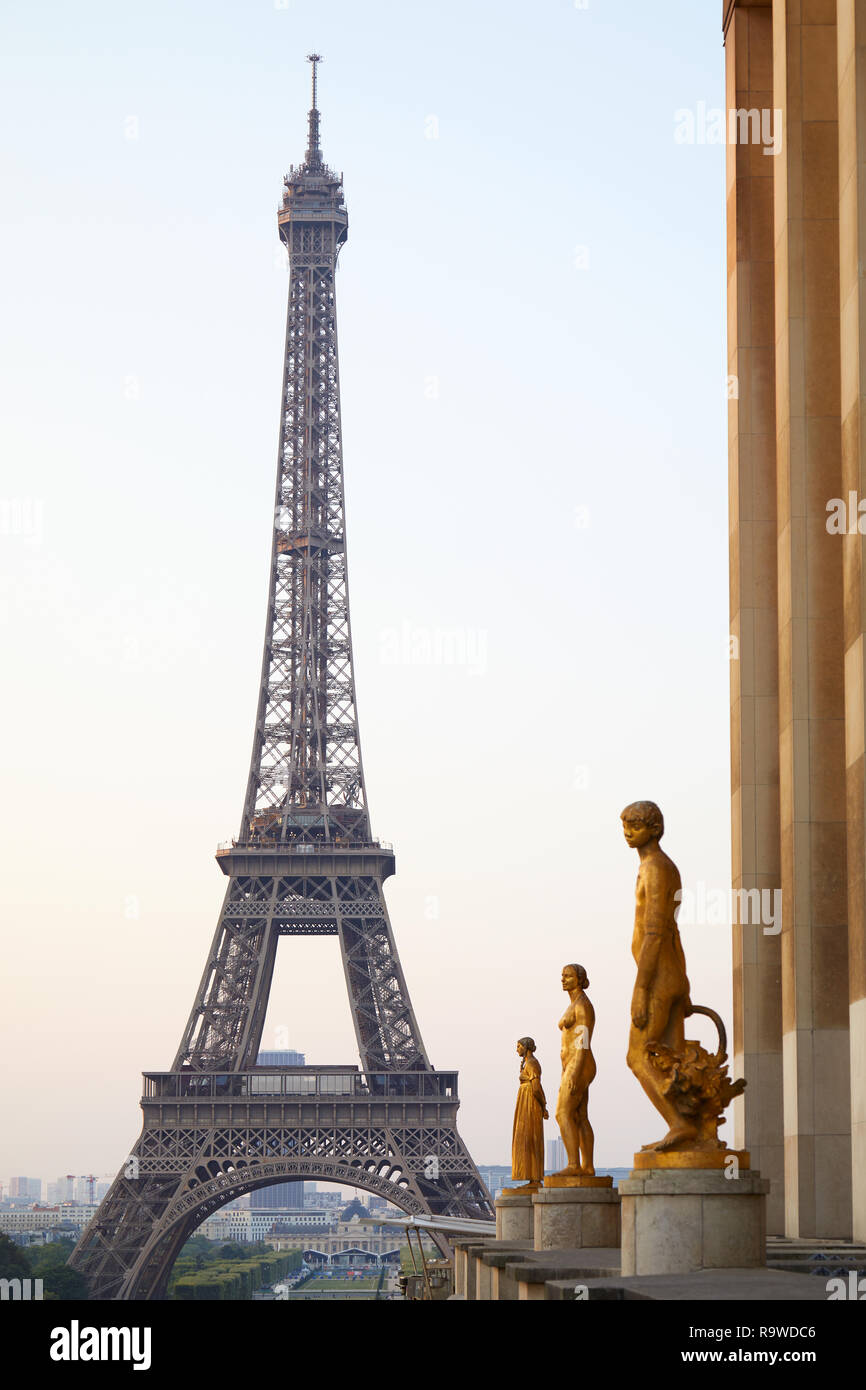 PARIS, Frankreich, 7. Juli 2018: Eiffelturm, klaren Sommer morgen in Paris, Frankreich Stockfoto