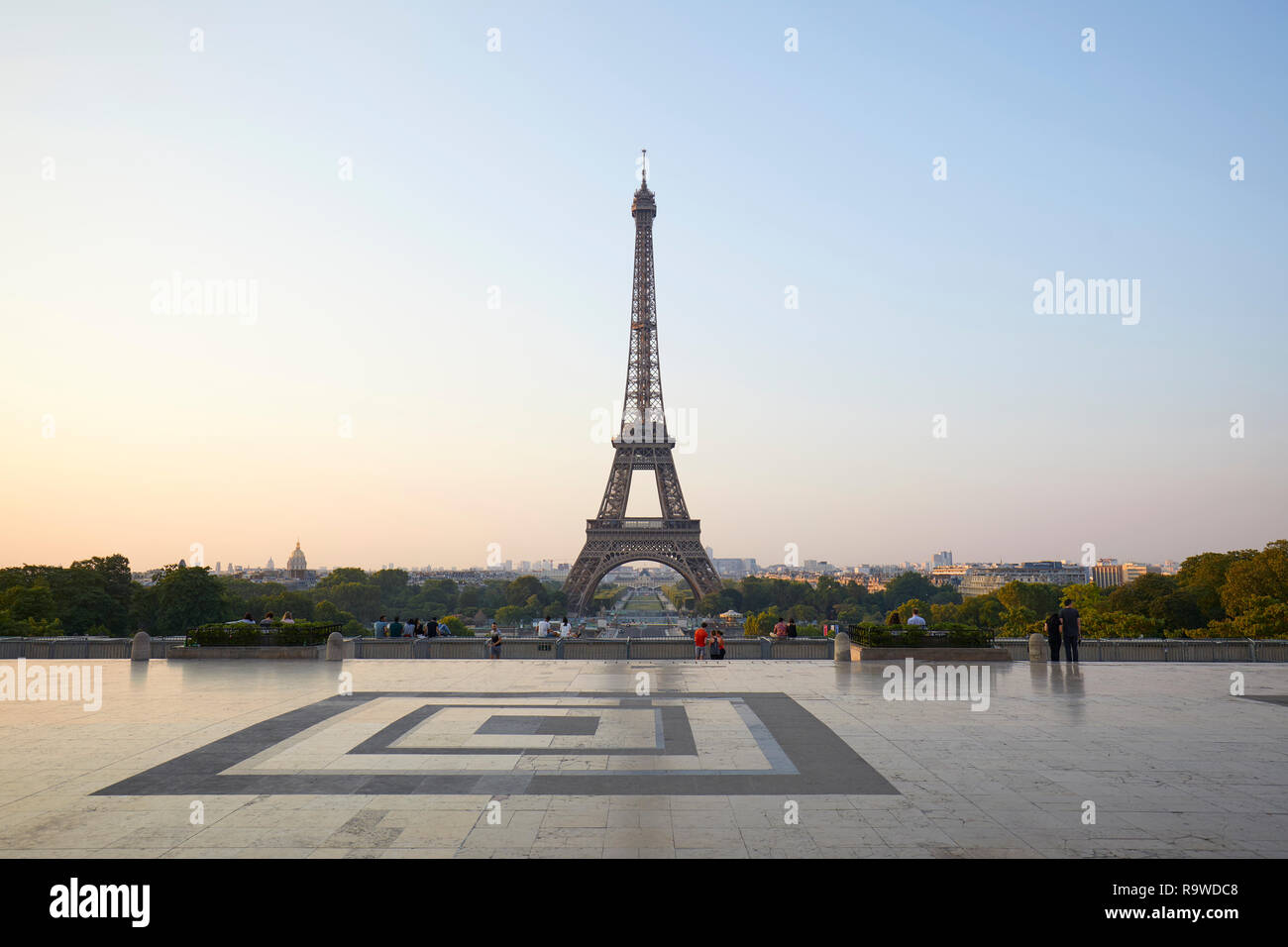 PARIS, Frankreich, 7. Juli 2018: Eiffelturm, einige Leute in einem klaren Sommer morgen in Paris, Frankreich Stockfoto