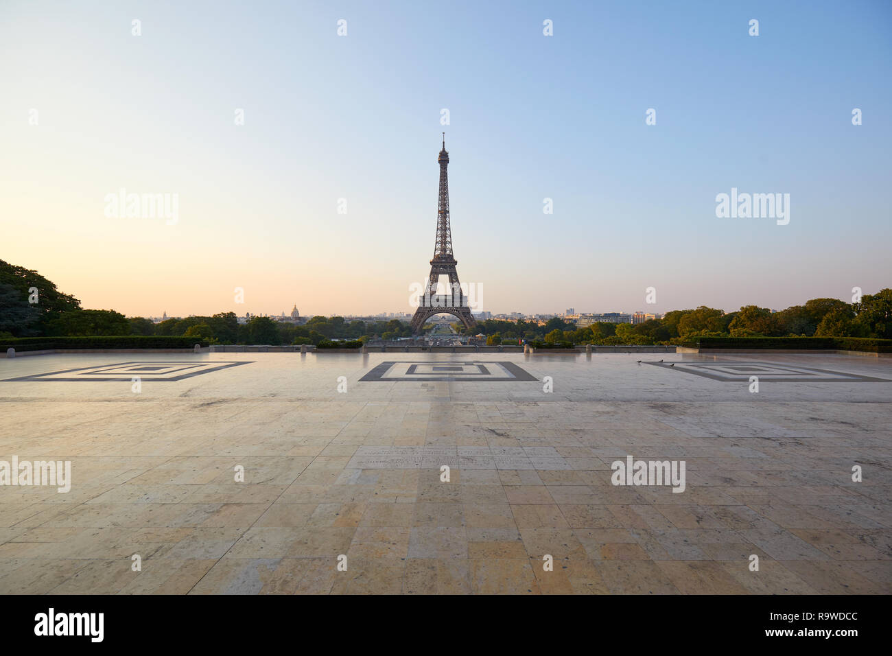 Eiffelturm und Trocadero Platz leer, niemand in einer klaren Sommermorgen in Paris, Frankreich Stockfoto