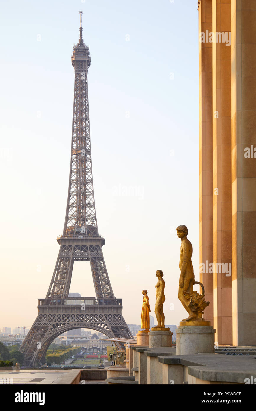 PARIS, Frankreich, 7. Juli 2018: Eiffelturm und Trocadero goldene Statuen, klaren Sommer Sonnenaufgang in Paris, Frankreich Stockfoto