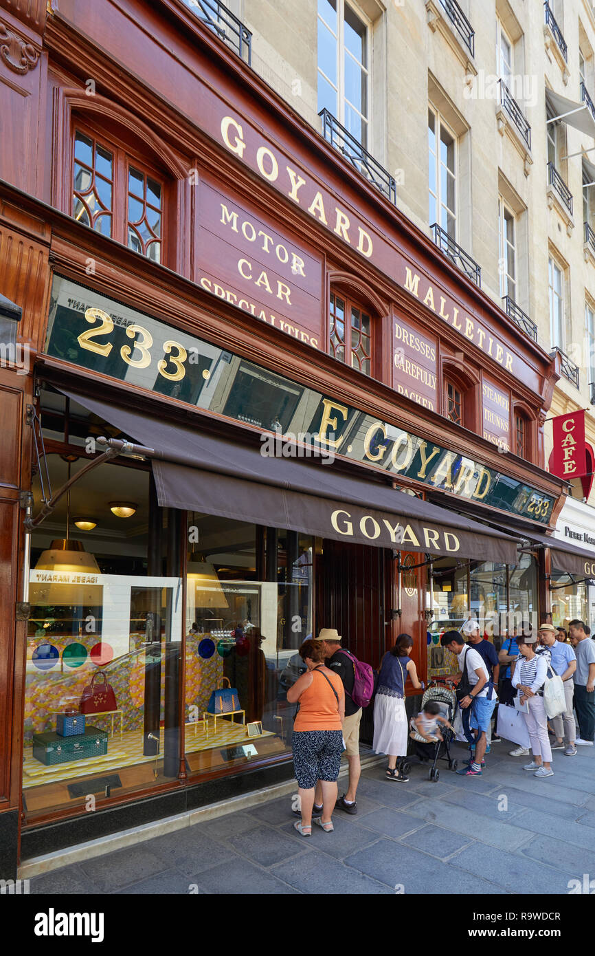 PARIS, Frankreich, 07.Juli 2018: Goyard luxury Store in Paris mit Fenster und und die Leute in der Schlange Stockfoto