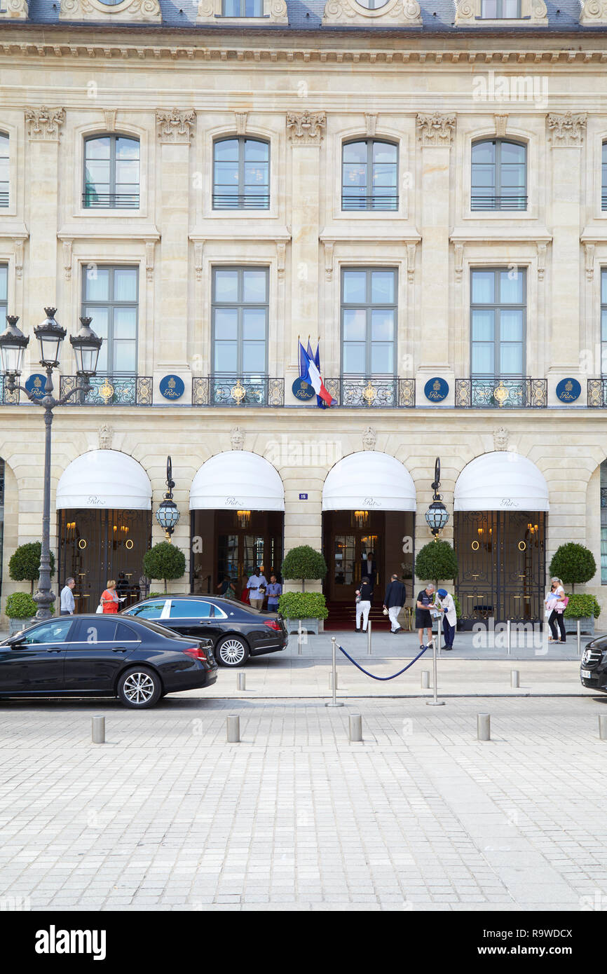 PARIS, Frankreich, 07.Juli 2018: Ritz Luxushotel mit Menschen in place Vendôme in Paris an einem sonnigen Tag Stockfoto