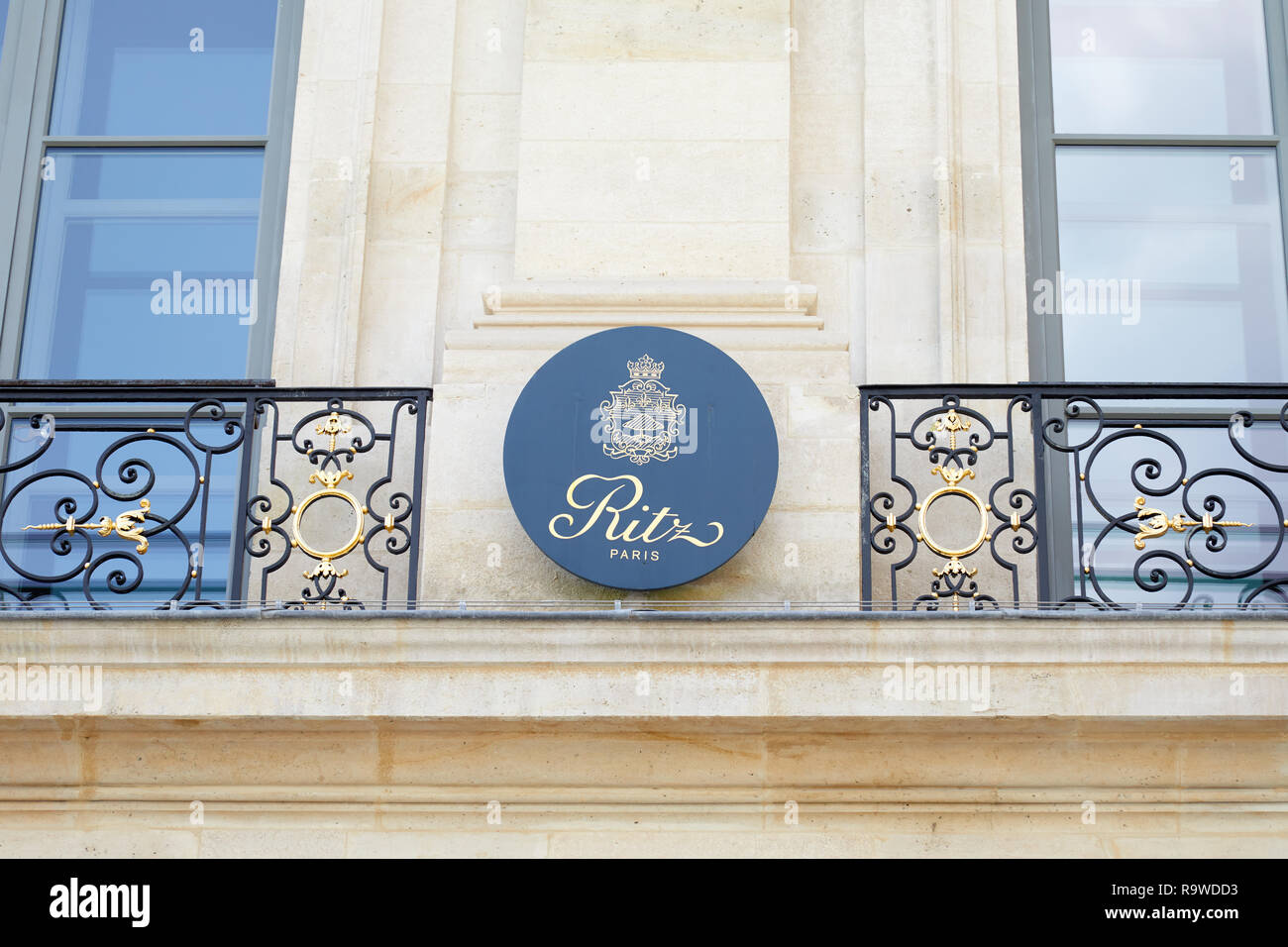 PARIS, Frankreich, 07.Juli 2018: Ritz Hotel anmelden Place Vendôme in Paris an einem sonnigen Tag Stockfoto