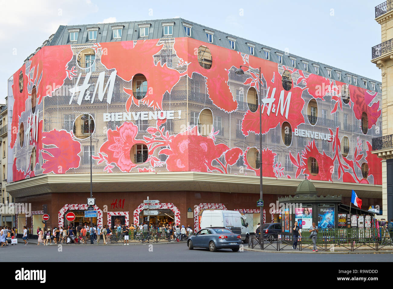 PARIS, Frankreich, 07.Juli 2018: HM store Gebäude mit Menschen rot Blumenschmuck Fassade in Paris. Stockfoto