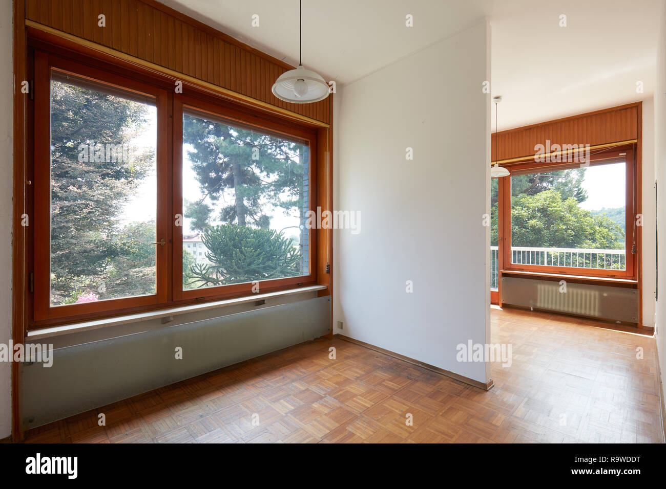Leere Doppelzimmer Interieur mit Holzboden im Landhaus Stockfoto