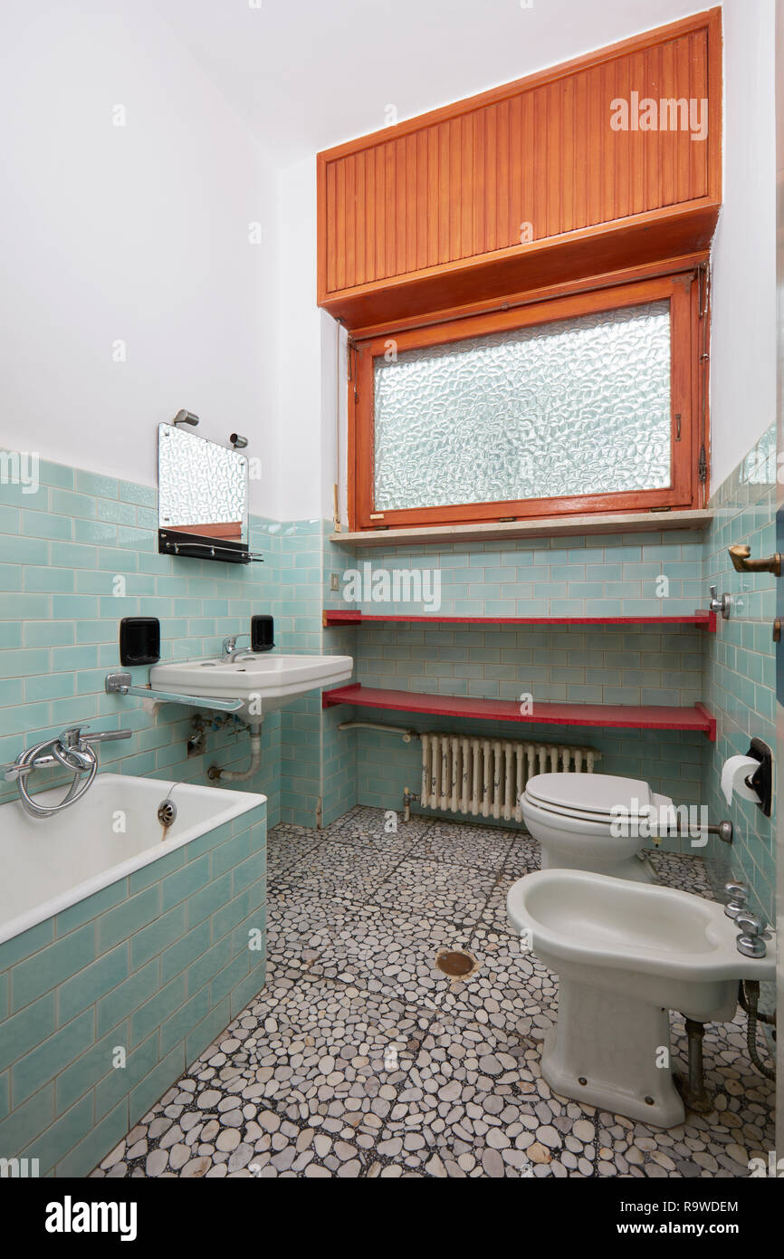 Einfache Badezimmer in der alten Wohnung Interieur Stockfoto