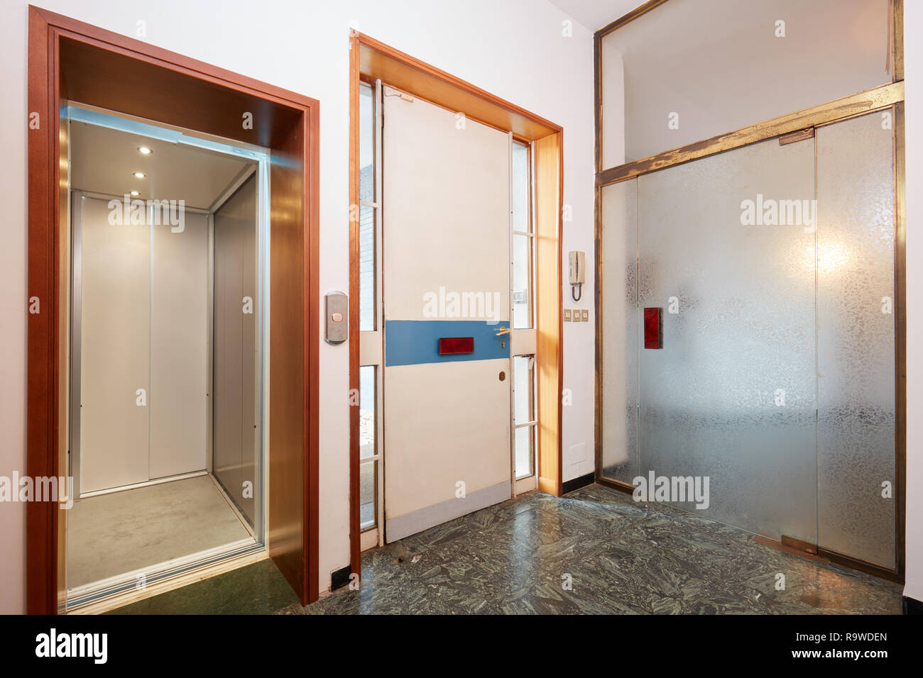 Eingang mit Fahrstuhl und Glastür im Landhaus Stockfoto
